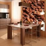 Fotomural con granos de café en la cocina.