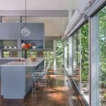 Cocina con grandes ventanales