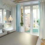 Cortinas blancas en la ventana