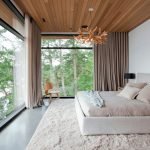 Gran dormitorio de estilo ecológico.