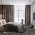 Habitación clásica con ventana grande.