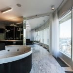 Baño enfrente de una ventana grande