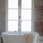 Ventanas panorámicas abatibles en el baño