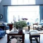 Ventana grande con cortinas azules