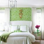 Elegante dormitorio en verde y blanco.