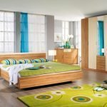 Tonos de verde y amarillo en el diseño de la habitación.