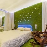 Diseño inusual de la habitación en colores verdes.