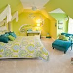 La combinación de verde con amarillo y turquesa en el interior de la habitación.