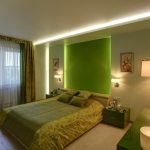 Tonos verdes en el diseño de una habitación pequeña.