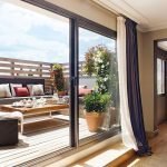 Terraza moderna en una casa española.