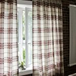 Cortinas a cuadros marrones