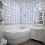 Jaula azul en la decoración del baño