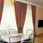Cortinas a cuadros en el comedor