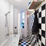 Jaula en blanco y negro en el baño