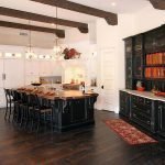 Cocina luminosa con muebles negros.