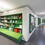 Oficina moderna y espaciosa