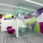 Colores brillantes en el diseño de la oficina.