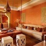 Habitación naranja estilo oriental
