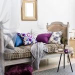 Cama con almohadas de colores.