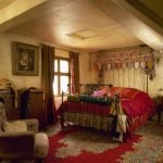 Cama con una colcha roja