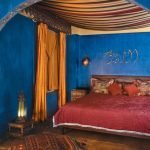 La combinación de azul y burdeos en el diseño de la habitación.