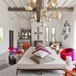 Acentos brillantes en el interior de una habitación luminosa.