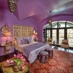 Interior de dormitorio de estilo marroquí en colores rojo y lila.