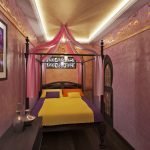 Cama de estilo oriental con una colcha amarilla.