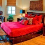 Cama con ropa de cama roja.