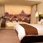 Dormitorio marrón con murales de la ciudad
