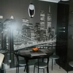 Cocina con murales negros.