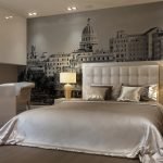 Dormitorio de estilo clásico con papel tapiz fotográfico