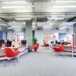 Oficina con muebles rojos y blancos.