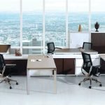 Oficina con grandes ventanales