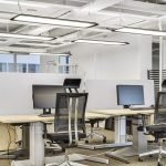 Lámparas en el techo de la oficina