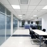 Oficina luminosa con inserciones de vidrio
