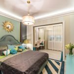 Cama king size con almohadas