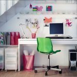 Lugar de trabajo debajo de las escaleras