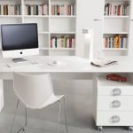 Mesa blanca en el interior