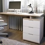 Mesa para adolescentes en el interior