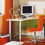 Interior con detalles en naranja.