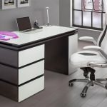 Muebles blancos en un interior gris.