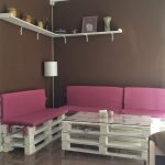 La combinación de paredes de chocolate y muebles blancos.
