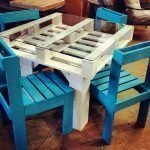 Sillas azules alrededor de una mesa blanca