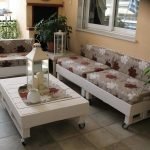 Linterna sobre la mesa