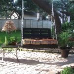 Área de descanso debajo del árbol.