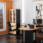 Sala de oficina con una gran ventana