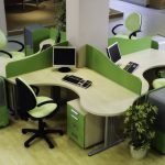 Mobiliario de oficina verde y beige.
