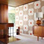 Papel pintado con flores en la pared
