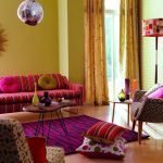 Habitación con un sofá luminoso.